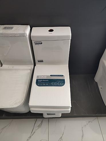 Унитазы: Унитаз COCO белого цвета с напольным креплением и квадратной чашей — 1