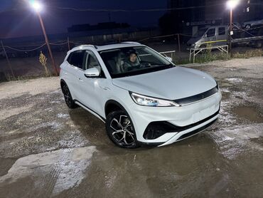 byd зарядка: Белый кроссовер BYD с панорамной крышей. Этот автомобиль имеет