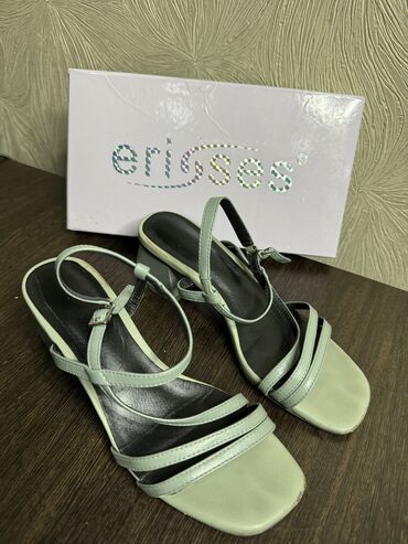 босоножки без каблука: Продаю кожаные босоножки от Erisses, б/у, цвет хаки, размер 35, высота