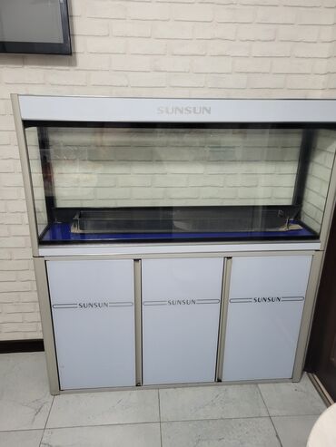 Аквариумы: Прадаю акварюм 200литр 1м25см длина ширина 30см опытом высота 135см