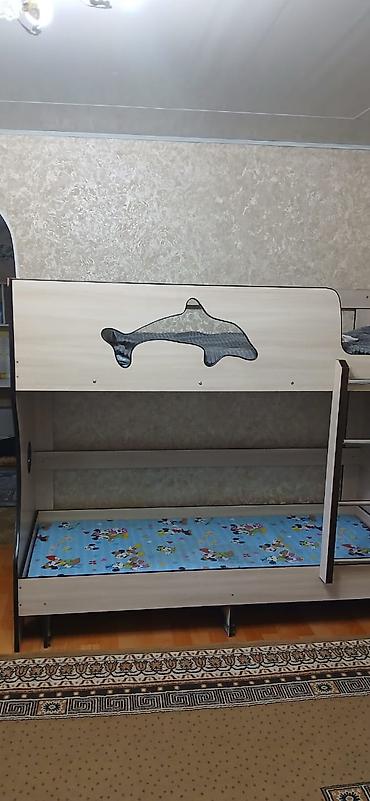 детские деревянные кровати: Детская двухъярусная кровать с бортиком в виде дельфина - — 2