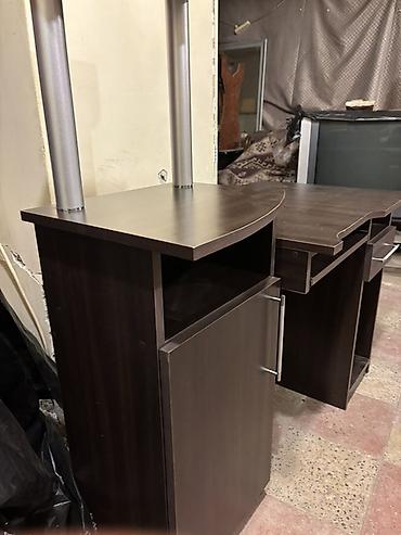 Sifarişlə mebel: Tünd qəhvəyi rəngdə kompüter və ya yazı masası. Model funksional — 1