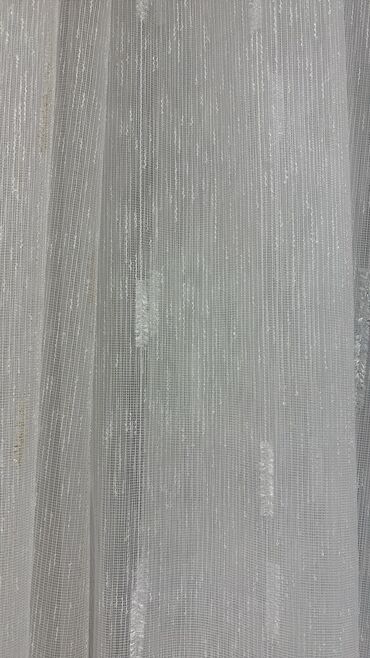 Pərdə və tüllər: Ağ rəngdə, zolaqlı dizaynı olan tül pərdə. Yüngül və şəffaf materialı — 5