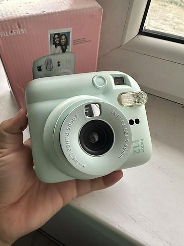 Fujifilm Instax Mini 12 — моментальная камера в мятно‑зеленом цвете