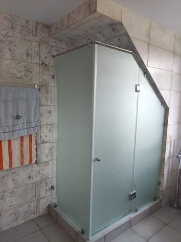 стеклянная мебель: Стеклянные душевые ограждения и перегородки под заказ - Материал