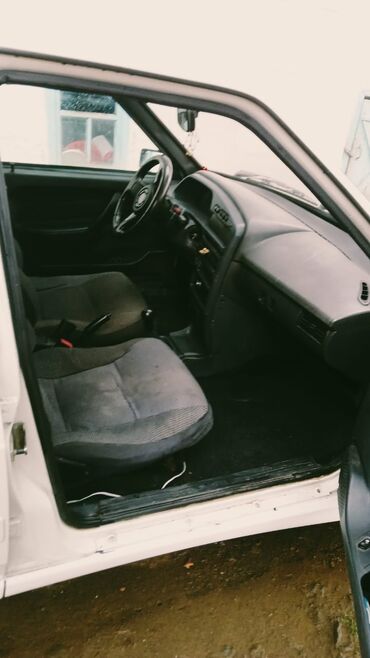 VAZ (LADA): Bu, dörd qapılı, ağ rəngli Lada Samara sedanıdır. Avtomobil yığcam — 4