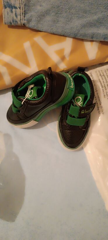 uşaq ayaqabısı: Benetton ayaqaabbi unisexdir. ayaginince usaglara daha uygun olar