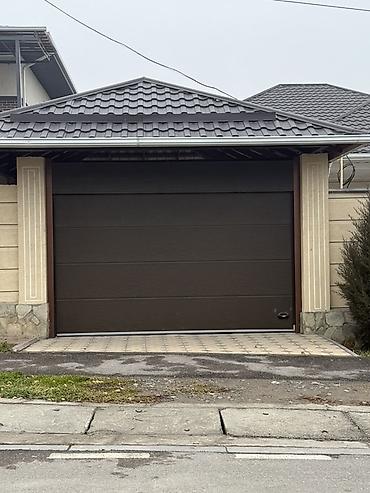 Секционные ворота: Секционные гаражные ворота из сэндвич‑панелей - Тип — 7