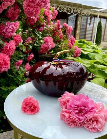мадонна посуда цена: Кастрюля Staub в цвете «Гранат»изготовлена из чугуна, который отлично