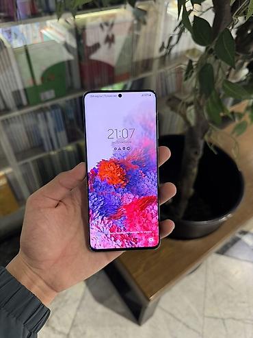 samsung 128: Смартфон Samsung Galaxy S20+ в сером цвете. Безрамочный AMOLED-экран — 2
