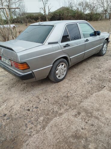 Mercedes-Benz: Mercedes-Benz 190E (W201) sedan, gümüş rəng. - Kuzov: 4 qapılı, arxa — 7