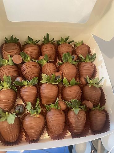 Кондитерские изделия, сладости: Клубника в шоколаде — набор ягод премиального размера, покрытых — 18