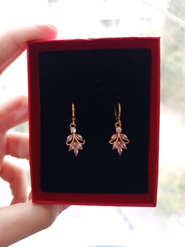 Çantalar: Zərif qadın sırğaları – qızılı rəngdə, zərif asma dizayn. - Material — 9