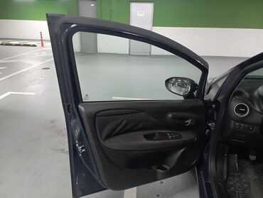 Fiat: Unutrašnjost automobila Fiat hečbek, sa tamnom unutrašnjošću i — 5