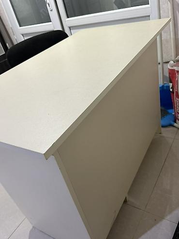 Masalar və oturacaqlar: Ofis masası və stul dəsti - Material: laminat/MDF tipli taxta səth — 2