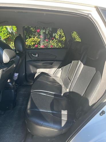 car kendi: Hyundai Tucson – ağ rəngli, şəhər və uzun yola uyğun kompakt — 4