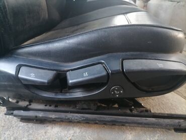 Auto delovi: Dva crna prednja auto sedišta presvučena kožom, pogodna za zamenu ili na lalafo.rs — 11 Auto delovi: Dva crna prednja auto sedišta presvučena kožom, pogodna za zamenu ili — 11