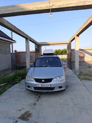 срочно продать машину: Серебристый минивэн Honda Odyssey с установленным на крыше белым