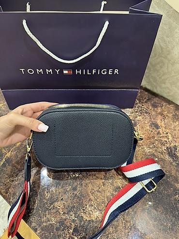 yango çanta: Tommy Hilfiger çiyin çantası-tünd mavi rəngdə, dəri və parça kəməri — 3
