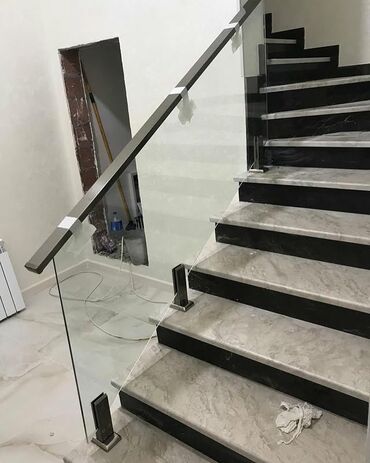 Pilləkən məhəccərləri: Şüşə pilləkən məhəccəri, müasir dizaynlı interyerlərə gözəl