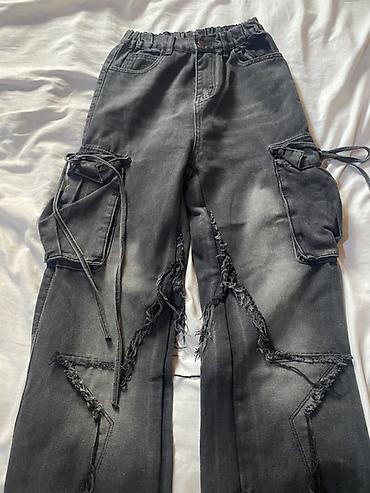 alt geyimi: Qara yuyulmuş effektili, geniş kəsimli streetwear cins şalvar. - — 1
