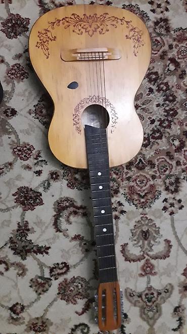 gitara qara: Sovet istehsalı 7 simli rus gitarası - Korpus: yuxarı deka ağacdan — 4