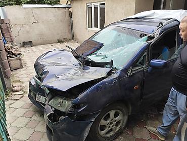 Разбор автомобиля на запчасти — синий хэтчбек Mazda 323/Protegé — 1