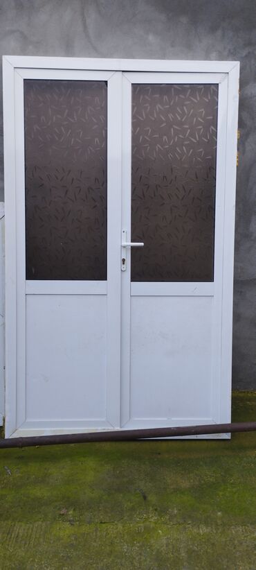 plastik şuşə: PVC ikiqat giriş qapısı – şüşəli Xüsusiyyətlər: - Material: ağ PVC
