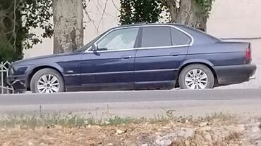 бмв е35: Автомобиль BMW 5 серии в кузове E34. Седан синего цвета с серебристыми