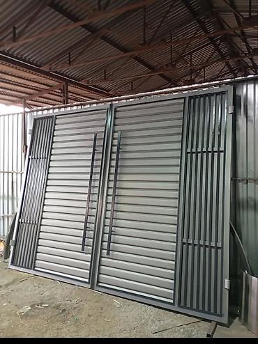 Откатные ворота: Металлические ворота с горизонтальными ламелями, окрашенные в серый — 2