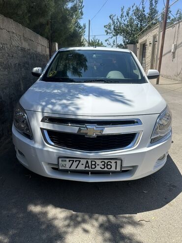 фольксваген поло 1: Ağ rəngdə olan Chevrolet Cobalt avtomobili. Avtomobilin ön hissəsində