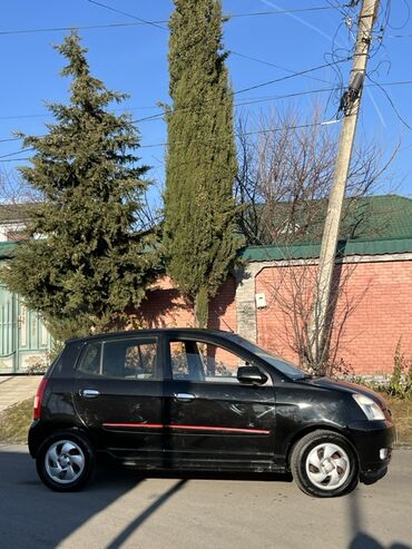 Kia: Kia Picanto EX, qara rəng, 5 qapılı hetçbek. Xüsusiyyətlər: - Kompakt — 3