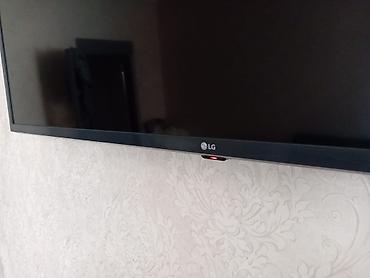 televızor: LG LED televizor, təxmini 50–55 düym ekran ölçüsü (divara asılmış) — 3