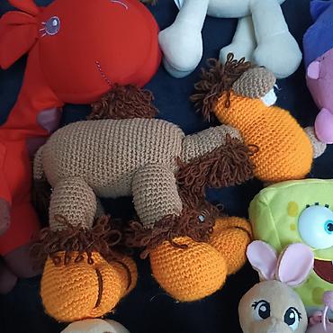 Игрушки: Набор мягких игрушек включает в себя семь различных фигурок, каждая со — 27