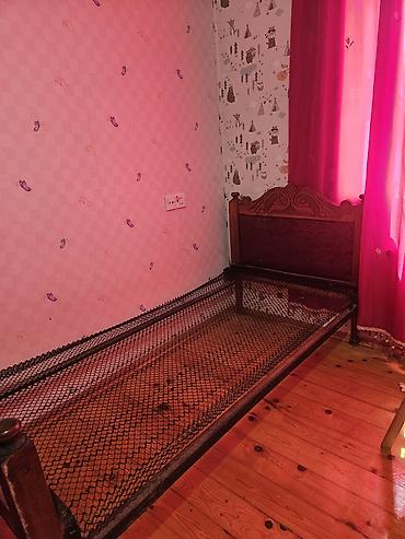 madeyra tek carpayi: Taxta çərçivəli, dekorativ başlıq və ayaqlıq hissəsi olan klassik tək — 2