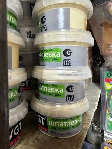 шпатлевка по дереву: Акриловая шпатлевка в пластиковых банках по 300 грамм. Подходит для