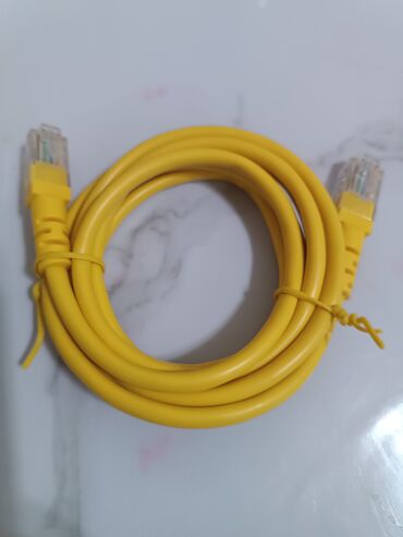 сетевой кабель для интернета: Желтый сетевой кабель Ethernet. Подходит для подключения компьютеров