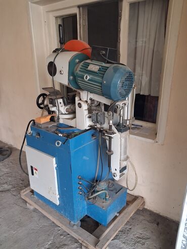 Digər mişarlar: Bu sənaye kəsmə maşını böyük materialları dəqiq kəsmək üçün nəzərdə