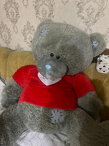 козу гирил: Большой плюшевый мишка Teddy в красной футболке с сердцем и надписью — 3