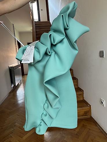 moda piu: Elegantna plisirana suknja u mint zelenoj boji. Asimetričan kroj sa — 1