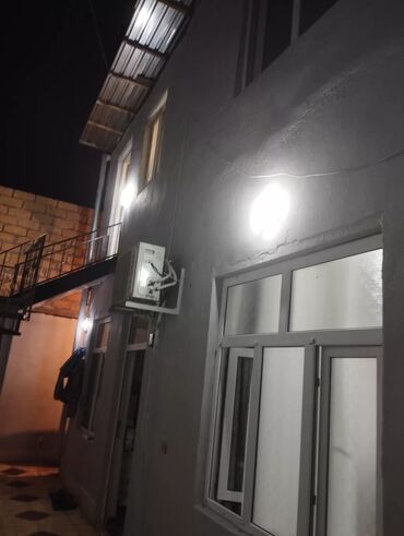 Mənzil kirayələyirəm: İki mərtəbəli rahat mənzil interyeri - Zövqlü və işıqlı qonaq otağı — 14