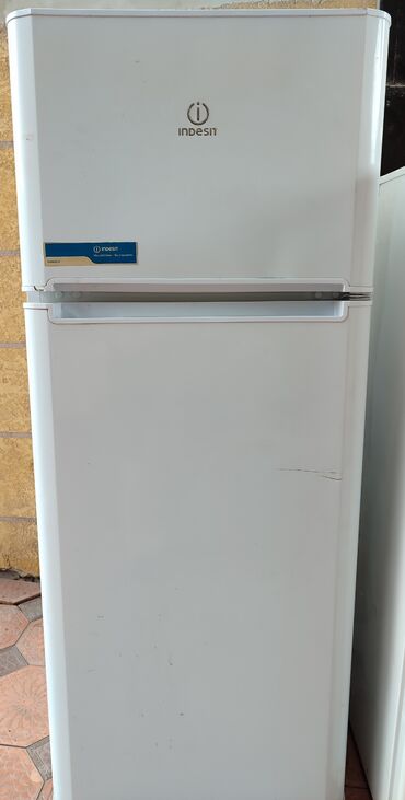 витринный холодильник: Холодильник Indesit, Б/у, Двухкамерный, 60 * 145 *