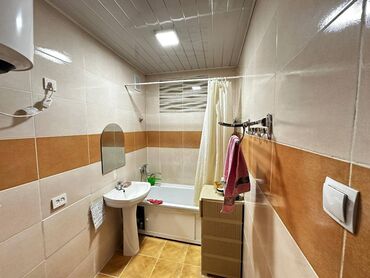 продается 2 комнатные квартира: 2 бөлмө, 68 кв. м, 106-серия жакшыртылган, 9 кабат, Косметикалык ремонт