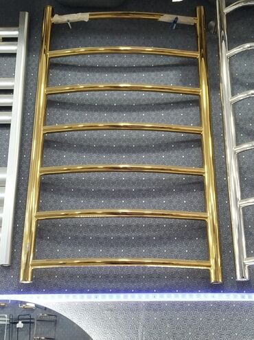 hamam üçün suşilka: Qızılı rəngdə hamam üçün dəsmal quruducu (radiator). - Material