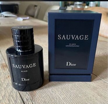 gümüş kişi üzükleri: Dior-dan Sauvage Elixir ətri. Tünd rəngli, silindrik flakon dizaynı