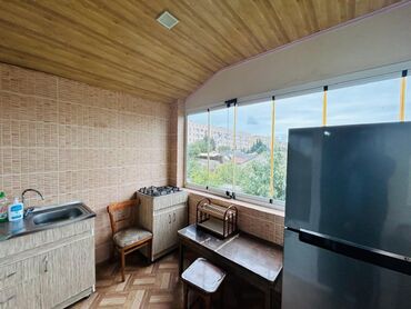 Həyət evləri və villaların satışı: Satılır: həyətli iki mərtəbəli fərdi ev Ünvan təsviri: Şəhər daxili — 20