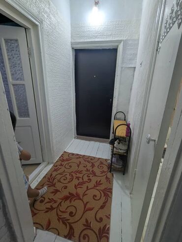 срочно продаётся 1 комнатная квартира в районе ошского рынка: 1 бөлмө, 32 кв. м, 1 кабат