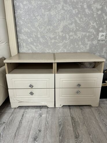 Спальные гарнитуры: Спальный гарнитур в классическом стиле, цвет айвори. Состав: - — 5