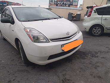 авто под выкуп бишкек: Toyota Prius (II nəsil) – ağ rəngli hibrid hetçbek. Buferi satıram 80 — 1