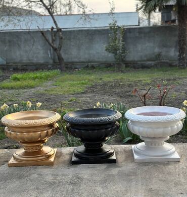 betonlar: Böyük ölçülü beton gül qabları. Geniş bağ sahələrinə, villalara
